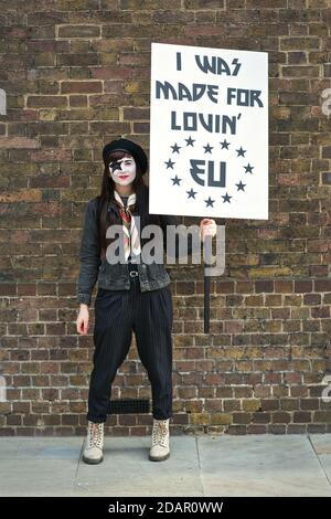 LONDON, Großbritannien - EIN junger Anti-brexit-Protestler hält während des Anti-Brexit-Protests am 23. März 2019 in London ein Plakat mit dem Titel „Ich wurde dafür gemacht, die EU zu lieben“. Stockfoto