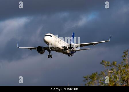 Scandinavian Airlines System, SAS, Airbus A320 Jet Airliner SE-ROL auf dem Anflug auf den Flughafen London Heathrow, Großbritannien, während der COVID 19-Sperre Stockfoto
