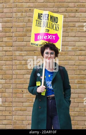 LONDON, Großbritannien - EINE weibliche Protesterin gegen den brexit hält ein Plakat während des Anti-Brexit-Protests am 23. März 2019 in London. Stockfoto