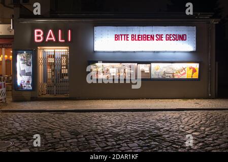 Covid-Nights in Berlin, Kino während der Abriegelung Stockfoto