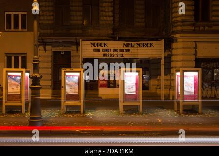 Covid-Nights in Berlin, Kino während der Abriegelung Stockfoto