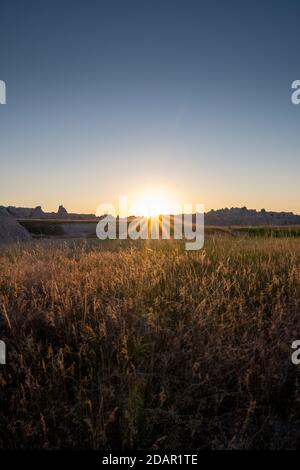 Sonne platzt über Hoodoos, um Prairie im Sommer zu leuchten Stockfoto