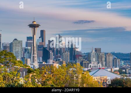 Seattle, USA: 6. Oktober 2018: Die Sonne scheint über der Skyline von Seattle vom Kerry Park Stockfoto