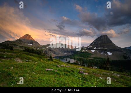 Sonnenuntergang beginnt über Hidden Lake an schönen Sommerabend Stockfoto