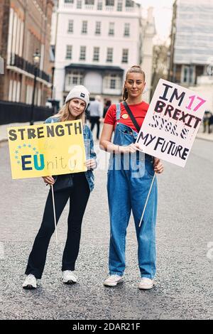 LONDON, Großbritannien – zwei Jugendliche und Anti-brexit-Demonstranten hielten ein Plakat während der Anti-Brexit-Proteste am 23. März 2019 in London. Stockfoto