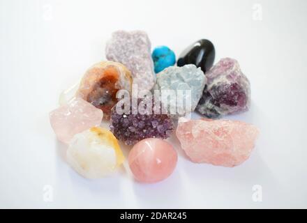 Edelsteine liegen auf dem Tisch. Amethyst, Rosenquarz, Türkis, Citrin, Fluorit und andere Mineralien Stockfoto