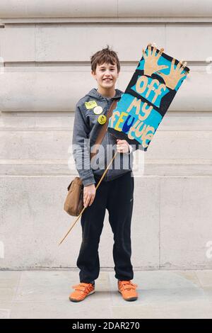 LONDON, Großbritannien - EIN junger Anti-brexit-Protestler hält ein Plakat während des Anti-Brexit-Protests am 23. März 2019 in London. Stockfoto