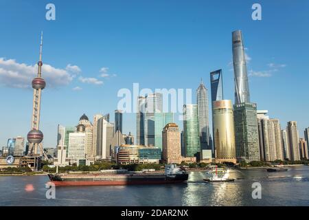 Pudong Gebiet, Special Economic Zone, Gemeinde Shanghai, am östlichen Ufer des Huang Po Flusses, Frachtschiffe, links der Oriental Pearl Tower aus Stockfoto