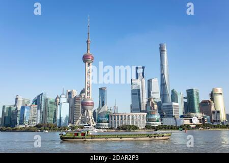 Pudong Gebiet, Special Economic Zone, Gemeinde Shanghai, am östlichen Ufer des Huang Po Flusses, Frachtschiffe, links der Oriental Pearl Tower aus Stockfoto