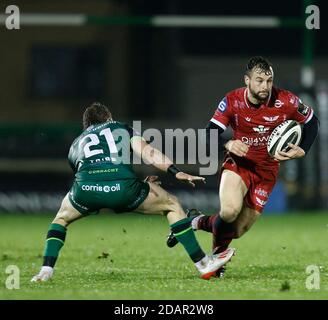 Galway Sportsgrounds, Galway, Connacht, Irland. November 2020. Guinness Pro 14 Rugby, Connacht versus Scarlets; Ryan Conbeer (Scarlets) kommt weg von Kieran Marmion (Connacht) Kredit: Action Plus Sports/Alamy Live News Stockfoto