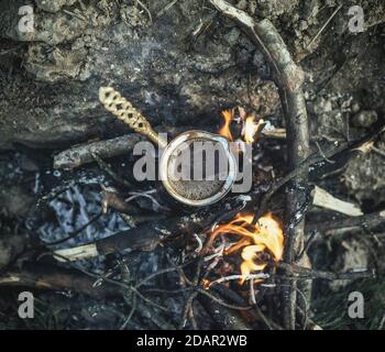 Kaffee am Lagerfeuer, zubereitet von Flüchtlingen im Lager Idomeni, Griechenland Stockfoto