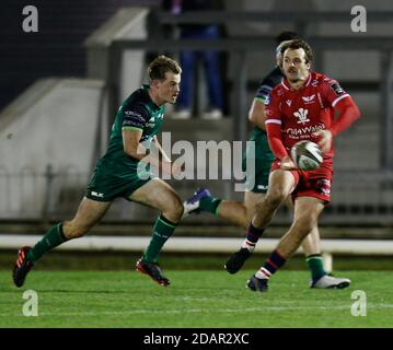 Galway Sportsgrounds, Galway, Connacht, Irland. November 2020. Guinness Pro 14 Rugby, Connacht versus Scarlets; Paul Asquith auf einem Angriffslauf für Scarlets Credit: Action Plus Sports/Alamy Live News Stockfoto