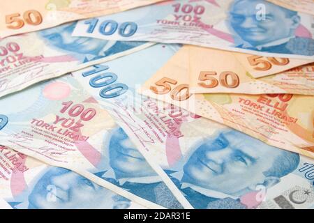 Stapel von fünfzig türkischen Lira Scheinen und hundert türkischen Lira-Rechnungen Stockfoto