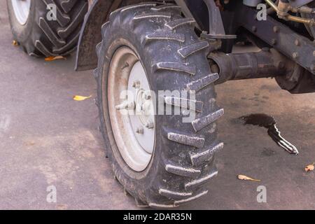 Traktorrad mit Aufhängung auf Asphalt Stockfoto