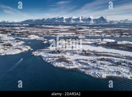 Verschneite Bergkette Seven Sisters, De syv sostre, Sju sostre, vorderer Winter-Archipel Inseln im Meer, Heroy, Nordland, Norwegen Stockfoto