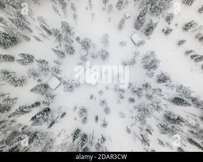 Luftaufnahme von Häusern im Wald im Winter, Muonio, Lappland, Finnland Stockfoto