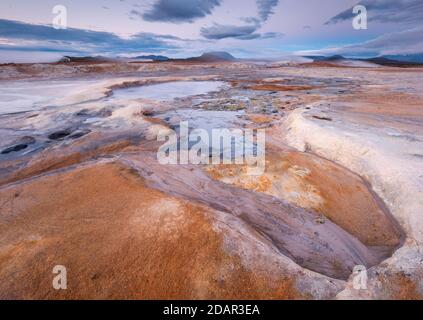 Fumarolen und Solfatare in der roten Ebene im Hochtemperaturgebiet Hverir Hveraroend Geothermie Gebiet in der Region Myvatn, Skutustaoir, Norourland Stockfoto