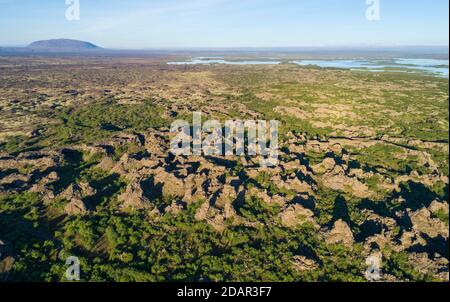 Luftaufnahme des Lavafeldes Dimmuborgir mit dem See Myvatn, Skutustaoir, Norourland eystra, Island Stockfoto