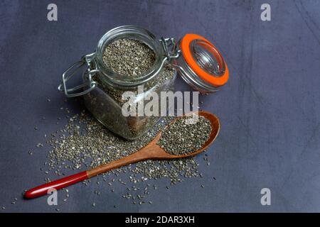 Chia, Chia Samen in Glas und Holzlöffel, Deutschland Stockfoto