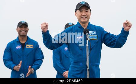 JAXA-Astronaut Soichi Noguchi spricht zu den Medien, nachdem er am 8. November 2020 in Cape Canaveral, Florida, die Start- und Landeeinrichtung für die Mission Commercial Crew One im Kennedy Space Center erreicht hat. Hinter Noguchi stehen: NASA-Astronauten Victor Glover und Mike Hopkins. Stockfoto