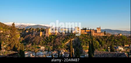 Alhambra auf dem Sabikah Hügel bei Sonnenuntergang, maurische Zitadelle, Nasriden Paläste, Palast Karls des Fünften, hinter Sierra Nevada mit Schnee, Granada Stockfoto