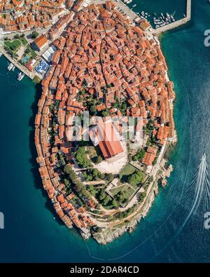 Luftaufnahme, Rovinj Altstadt mit der Kirche St. Euphemia von oben, Kroatien Stockfoto