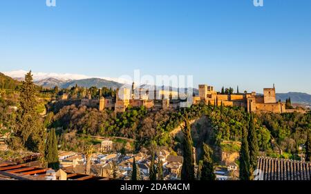 Alhambra auf dem Sabikah Hügel bei Sonnenuntergang, maurische Zitadelle, Nasriden Paläste, Palast Karls des Fünften, hinter Sierra Nevada mit Schnee, Granada Stockfoto