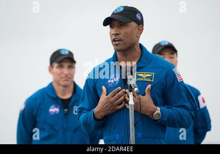 NASA-Astronaut Victor Glover spricht zu den Medien, nachdem er an der Start- und Landeeinrichtung für die Mission Commercial Crew One im Kennedy Space Center am 8. November 2020 in Cape Canaveral, Florida, angekommen ist. Hinter Glover stehen: NASA-Astronaut Mike Hopkins und JAXA-Astronaut Soichi Noguchi, rechts. Stockfoto