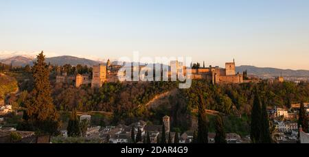 Alhambra auf dem Sabikah Hügel bei Sonnenuntergang, maurische Zitadelle, Nasriden Paläste, Palast Karls des Fünften, hinter Sierra Nevada mit Schnee, Granada Stockfoto