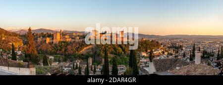 Alhambra auf dem Sabikah Hügel bei Sonnenuntergang, maurische Stadtburg, Nasriden Paläste, Palast Karls des Großen, im Hintergrund Sierra Nevada mit Schnee, Panorama Stockfoto