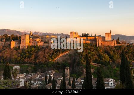 Alhambra auf dem Sabikah Hügel bei Sonnenuntergang, maurische Zitadelle, Nasriden Paläste, Palast Karls des Fünften, hinter Sierra Nevada mit Schnee, Granada Stockfoto