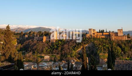 Alhambra auf dem Sabikah Hügel bei Sonnenuntergang, maurische Zitadelle, Nasriden Paläste, Palast Karls des Fünften, hinter Sierra Nevada mit Schnee, Granada Stockfoto