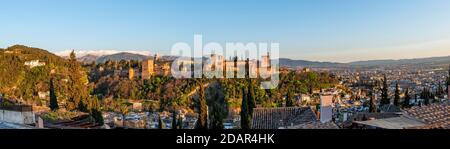 Alhambra auf dem Sabikah Hügel bei Sonnenuntergang, maurische Stadtburg, Nasriden Paläste, Palast Karls des Großen, im Hintergrund Sierra Nevada mit Schnee, Panorama Stockfoto