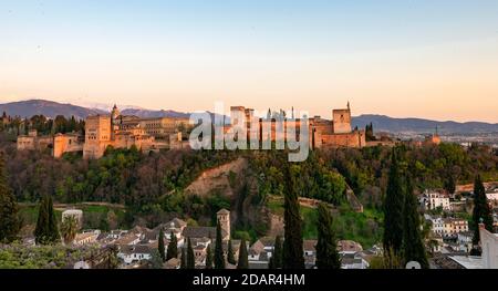 Alhambra auf dem Sabikah Hügel bei Sonnenuntergang, maurische Zitadelle, Nasriden Paläste, Palast Karls des Fünften, hinter Sierra Nevada mit Schnee, Granada Stockfoto