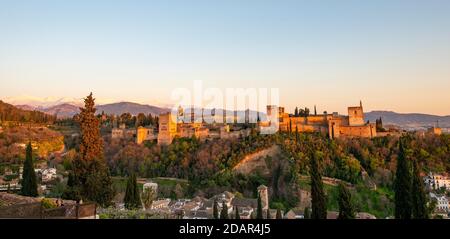 Alhambra auf dem Sabikah Hügel bei Sonnenuntergang, maurische Zitadelle, Nasriden Paläste, Palast Karls des Fünften, hinter Sierra Nevada mit Schnee, Granada Stockfoto