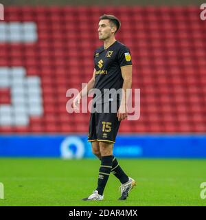 Warren O'Hora #15 von Milton Keynes Dons in Aktion Stockfoto