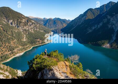 Wanderer blickt in die Ferne, Blick auf Plansee, hinter Schoenjoechl, Wanderung nach Schrofennas, Ammergauer Alpen, Reutte Kreis, Tirol, Österreich Stockfoto