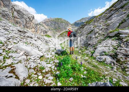 Wanderer in einer Landschaft aus verwaschenen Karstfelsen, Funtenseetauern, Steinernes Meer, Nationalpark Berchtesgaden, Berchtesgadener Land, Oberbayern Stockfoto