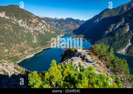 Wanderer blickt in die Ferne, Blick auf Plansee, hinter Schoenjoechl, Wanderung nach Schrofennas, Ammergauer Alpen, Reutte Kreis, Tirol, Österreich Stockfoto