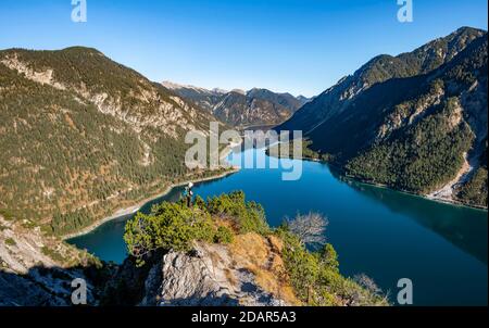 Wanderer blickt in die Ferne, Blick auf Plansee, hinter Schoenjoechl, Wanderung nach Schrofennas, Ammergauer Alpen, Reutte Kreis, Tirol, Österreich Stockfoto