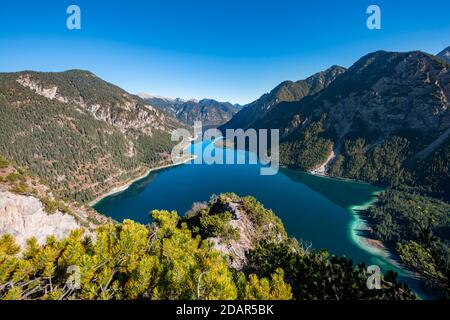 Blick auf Plansee, hinter Schönjoechl, Wanderung nach Schrofennas, Ammergauer Alpen, Reutte Kreis, Tirol, Österreich Stockfoto