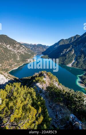 Blick auf Plansee, hinter Schönjoechl, Wanderung nach Schrofennas, Ammergauer Alpen, Reutte Kreis, Tirol, Österreich Stockfoto