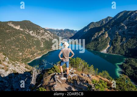 Wanderer blickt in die Ferne, hinter Schoenjoechl, Plansee, Ammergauer Alpen, Reutte Kreis, Tirol, Österreich Stockfoto