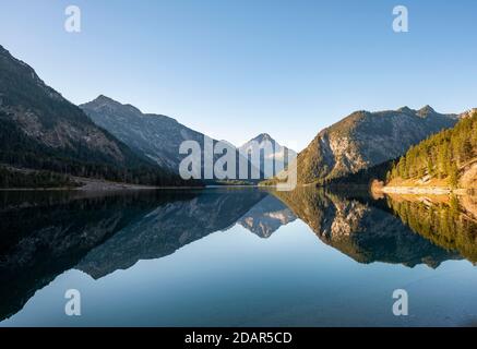 Plansee, Reflexion, Abendstimmung, Ammergauer Alpen, Reutte, Tirol, Österreich Stockfoto