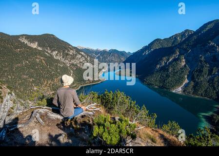 Wanderer ruhen und blicken in die Ferne, hinter Schönjoechl, Plansee, Ammergauer Alpen, Reutte Kreis, Tirol Stockfoto