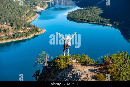 Wanderer streckt die Arme in die Luft, Blick über den Plansee, die Ammergauer Alpen, den Landkreis Reutte, Tirol, Österreich Stockfoto