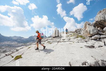 Zwei Wanderer in einer Landschaft aus verwaschenen Karstfelsen, Funtenseetauern, Steinernes Meer, Nationalpark Berchtesgaden, Berchtesgadener Land, Obere Stockfoto