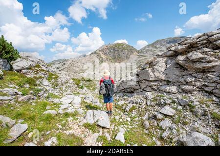 Wanderer in einer Landschaft aus verwaschenen Karstfelsen, Funtenseetauern, Steinernes Meer, Nationalpark Berchtesgaden, Berchtesgadener Land, Oberbayern Stockfoto