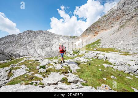 Wanderer auf Wanderweg rund um die Funtenseetauern, Landschaft aus verwaschenen Karstfelsen, Steinernes Meer, Nationalpark Berchtesgaden, Berchtesgadener Stockfoto