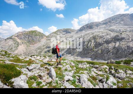 Wanderer in einer Landschaft aus verwaschenen Karstfelsen, Funtenseetauern, Steinernes Meer, Nationalpark Berchtesgaden, Berchtesgadener Land, Oberbayern Stockfoto